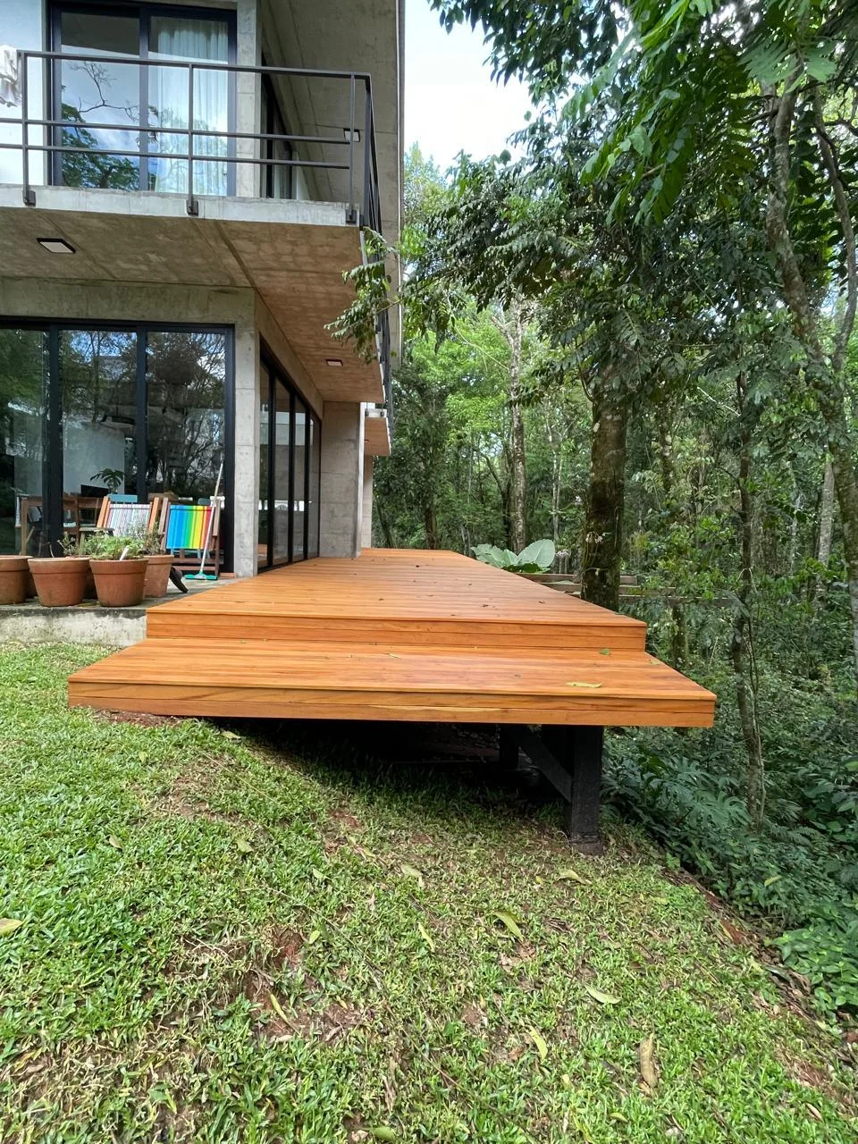 Deck da Casa 235 integrado à mata